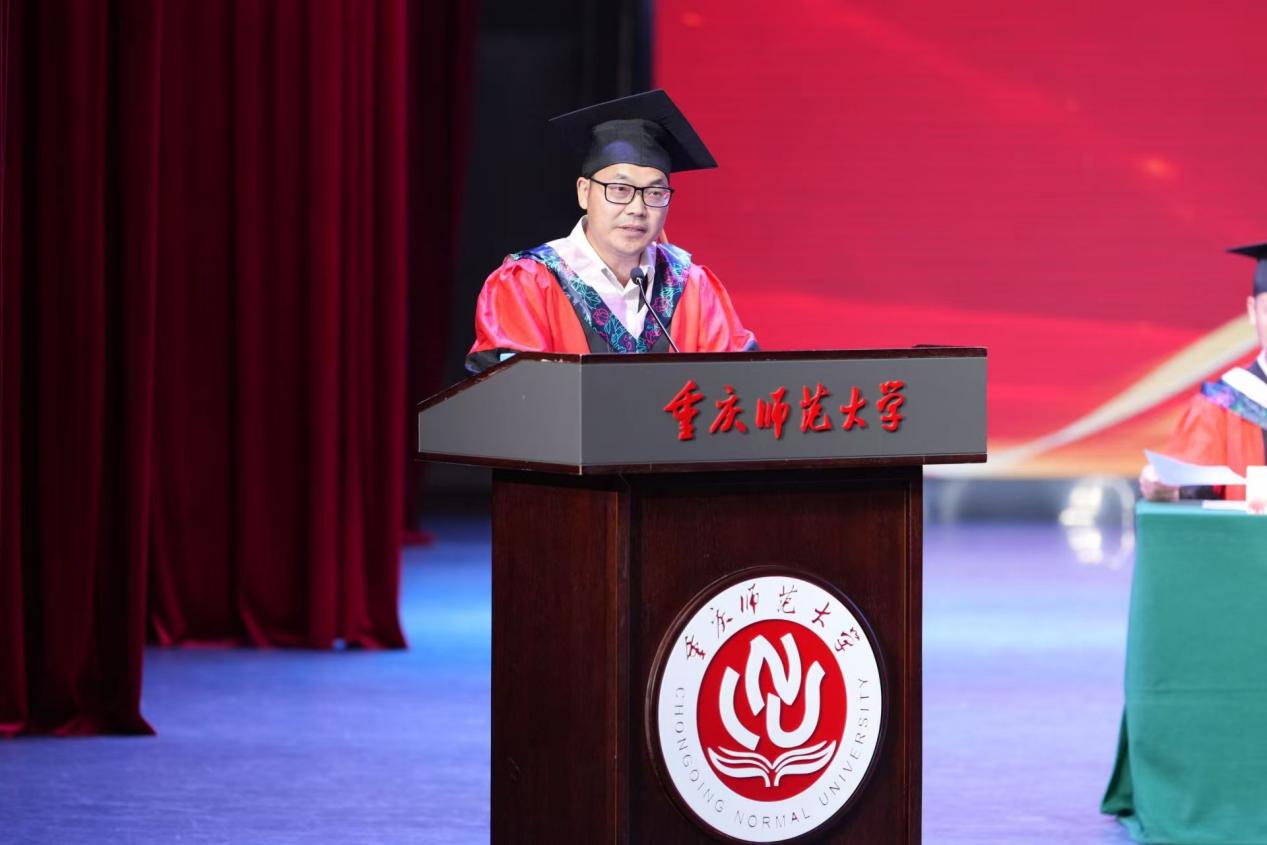 事实上与会人员一同观看2026届毕业