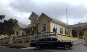 YELLOW-MANSION-Restaurante-Casa-Grande-Heredia-AND-A-LIMOUSINE.-COSTA-RICA-MERCEDES-TOURS.-300x180.jpg